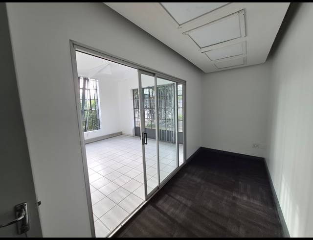 1,111M² WAREHOUSE TO LET IN PAARDEN EILAND
